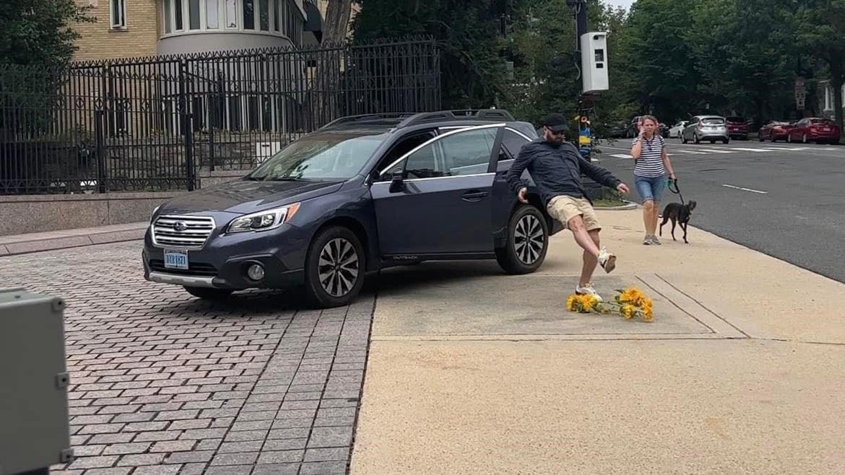 В Вашингтоне сотрудник посольства рф растоптал подсолнухи, которые принесли дети
