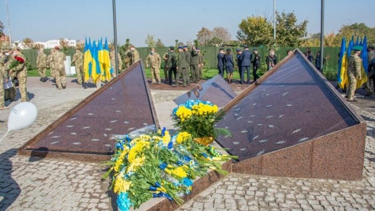 Окупанти в Маріуполі демонтують меморіал пам’яті військовослужбовцям, аби встановити Невського на коні