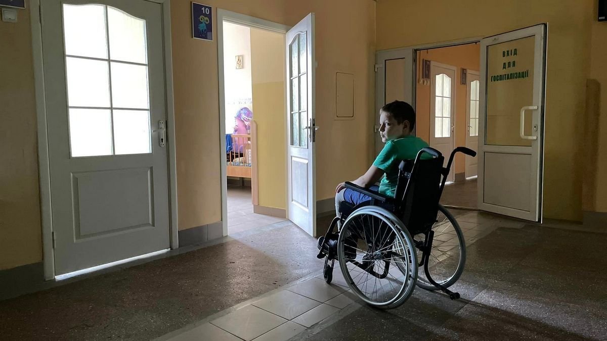 Их квартал накрыло «Градом»: у 11-летнего мальчика, который вместе с семьёй уехал из Северодонецка, отказали ноги