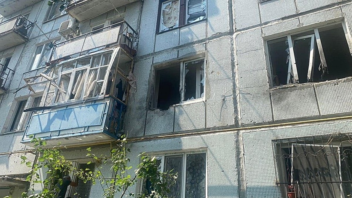 Окупанти обстріляли касетними снарядами п’ятиповерхівку у Чугуєві: загинув громадянин рф, ще двоє - поранені