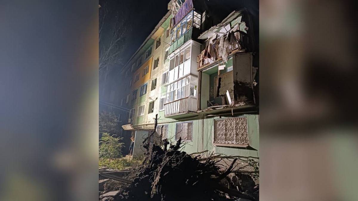 Россияне нанесли удар по пятиэтажке в Константиновке, обрушился подъезд: из заблокированных квартир спасли 7 человек