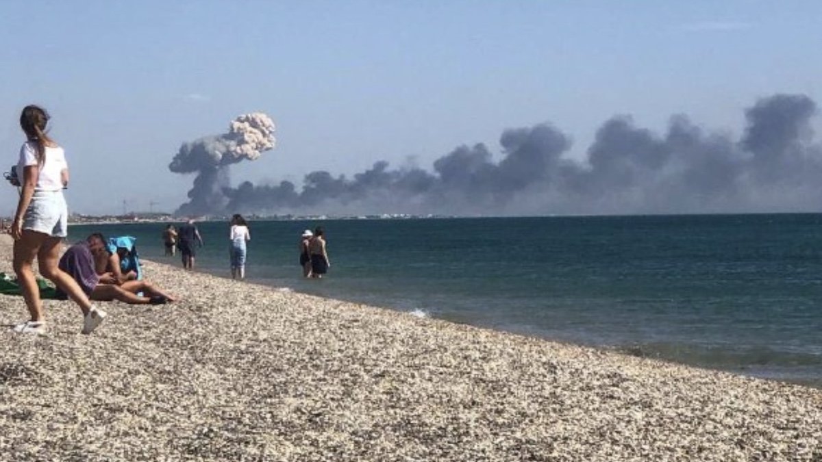 Міноборони порадило росіянам дотримуватись правил пожежної безпеки після вибухів на аеродромі в Криму