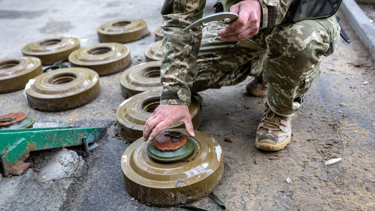 Украинцев просят через чат-бот «єВорог» сообщать о минах и снарядах