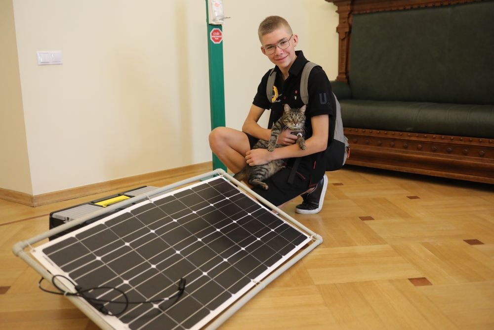 Во Львове школьник разработал мощную зарядную станцию для военных