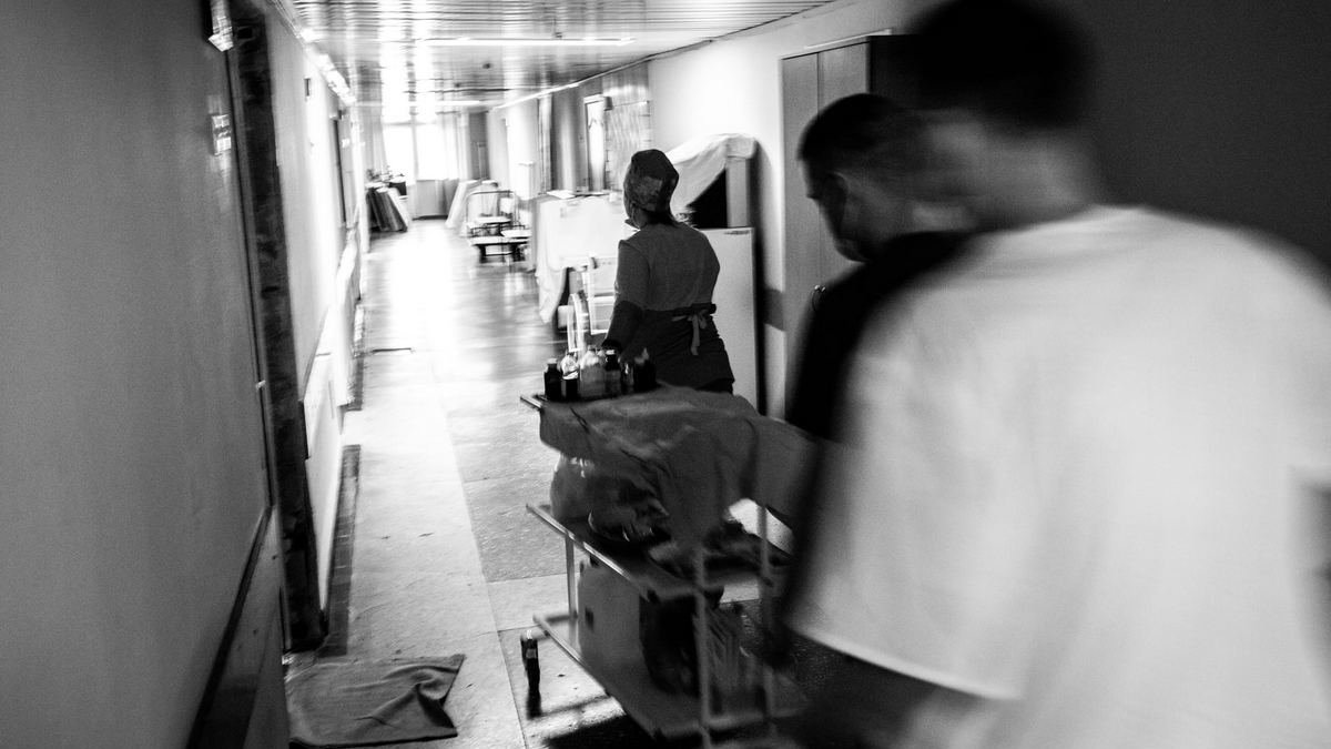 Не выходил из больницы три дня: как травматолог спасал раненых из Краматорска и Мариуполя