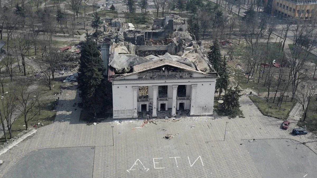В Мариуполе оккупанты начали «восстановление» здания Драмтеатра