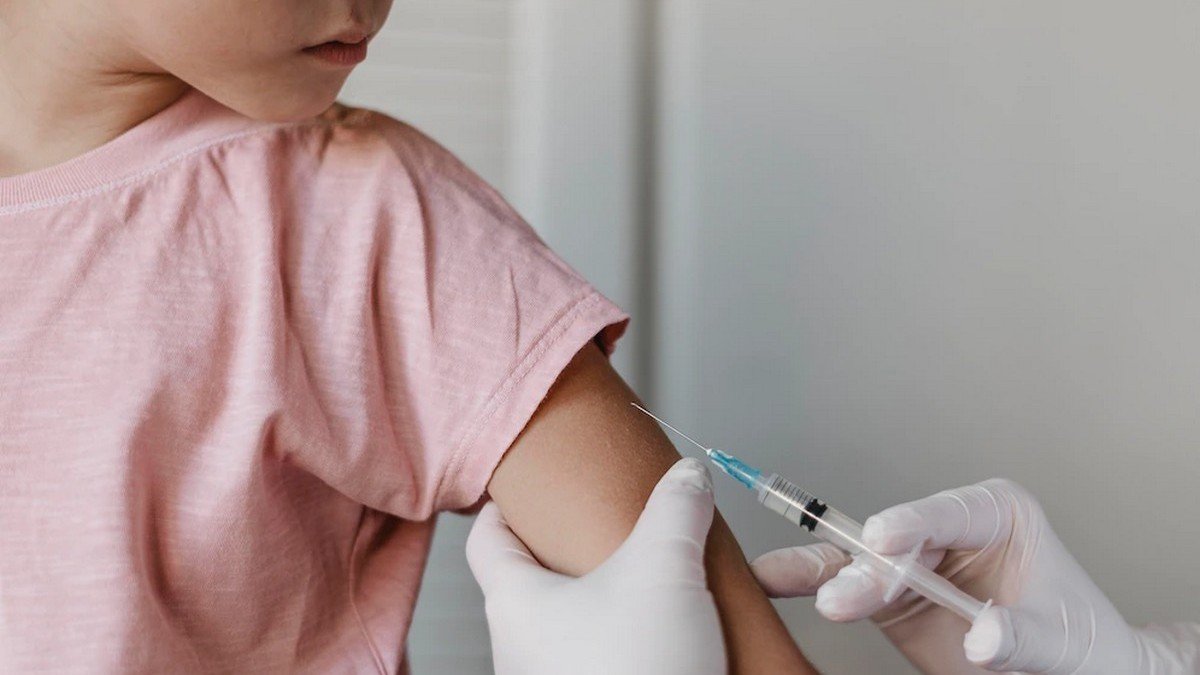 В каком возрасте вакцинируют детей от кори, краснухи и паротита