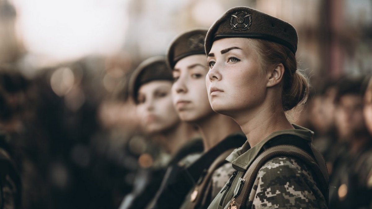 С 1 октября женщин в Украине обяжут встать на военный учёт: список профессий