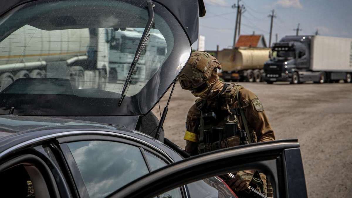 Украинские военные могут выехать за границу на лечение: какие документы нужны