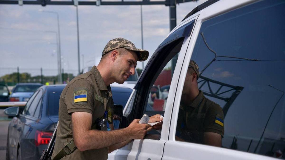 Как украинцы относятся к запрету на выезд мужчин за границу: результаты опроса