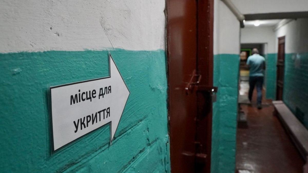 Украинцев просят избегать людных мест и находиться в укрытиях во время воздушной тревоги