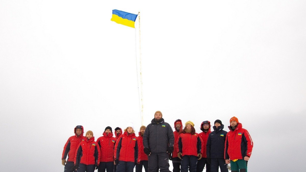 Синій та жовтий: у День прапора полярники розповіли про кольори Антарктиди