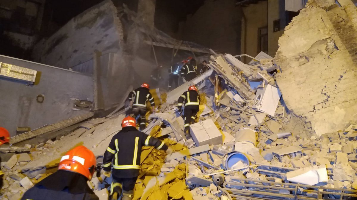 В центре Львова разрушился жилой дом: из квартир спасли 12 человек, среди них 4-летний ребенок