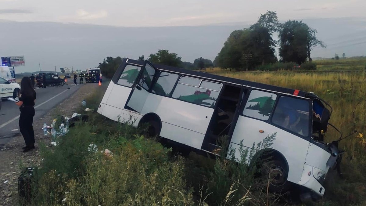 В Івано-Франківській області сталася аварія з автобусом: один загиблий та 16 травмованих