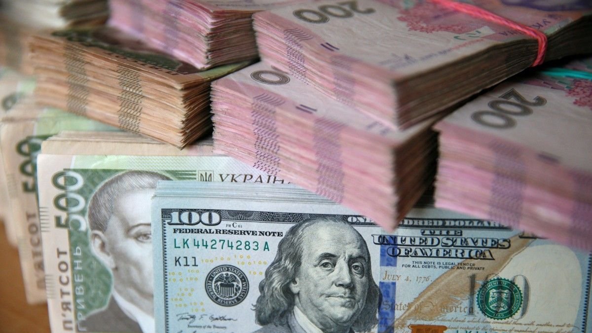 Пункти обміну валют примусять платити додаткові податки: чи вплине це на курс гривні