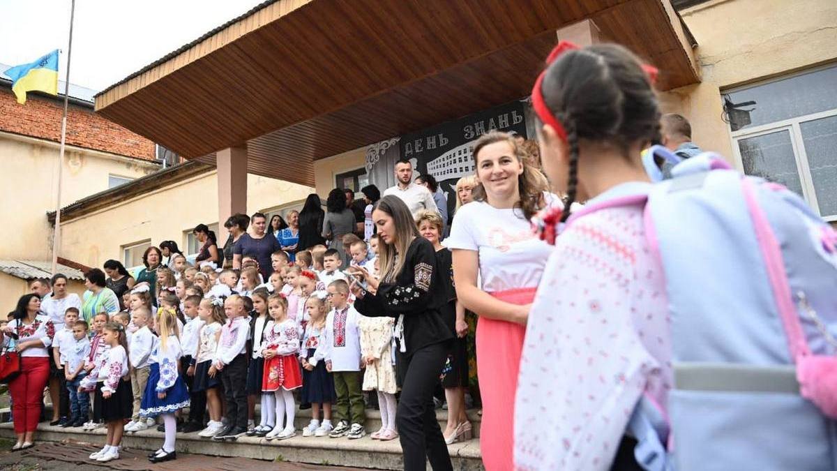 Первое сентября: как началось обучение в школах в регионах Украины