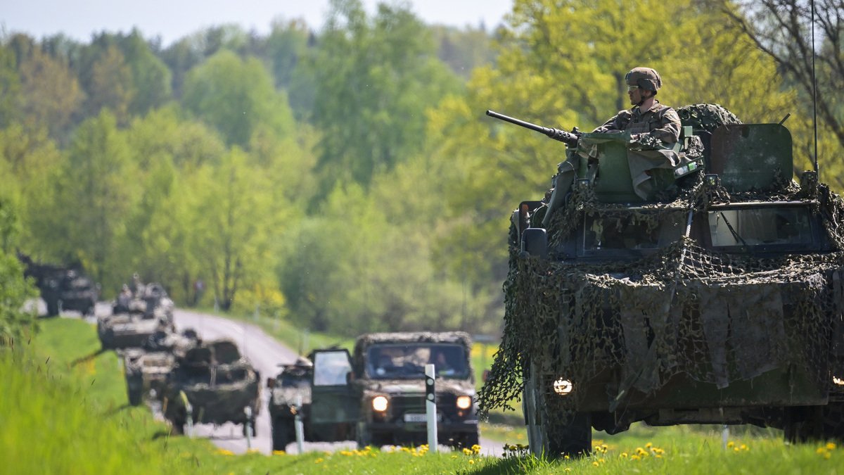 На півдні українські військові захопили декілька рашистів та одиниць техніки. Бази та переправи окупантів продовжують вибухати