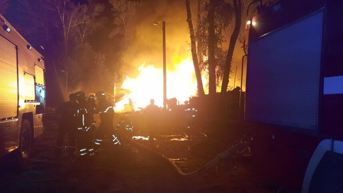 Новый ракетный удар по Харькову: начался масштабный пожар в ресторане