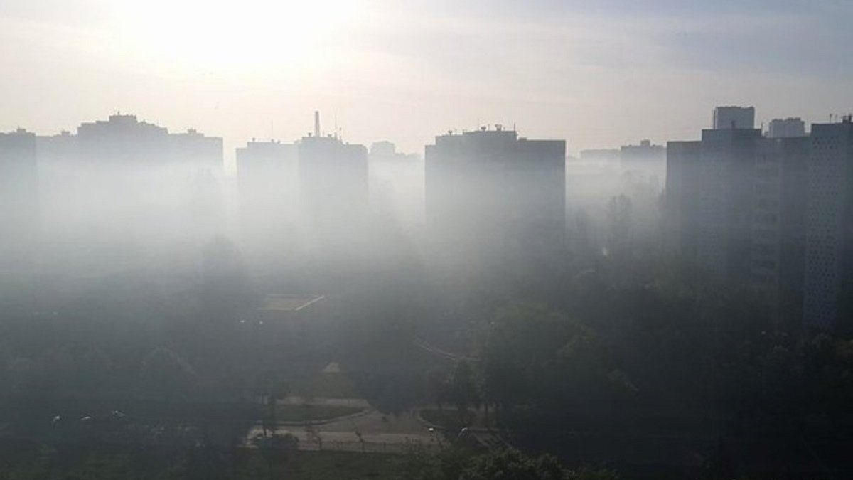 Київ затягнуло димом від палаючого торфу: як пов’язані ці пожежі та погода