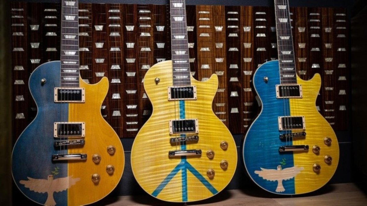Gibson выставит на аукцион 4 сине-жёлтые гитары. Средства направят на помощь Украине