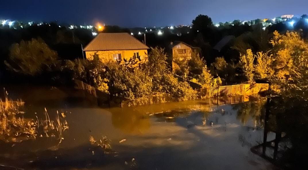 Чтобы остановить потоп в Кривом Роге, спасатели организовали подрыв дамбы