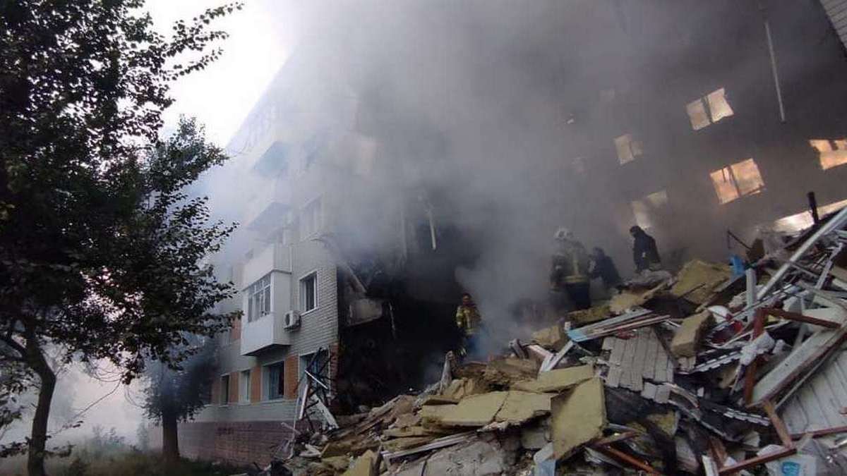 Оккупанты нанесли ракетный удар по Бахмуту и попали в пятиэтажку