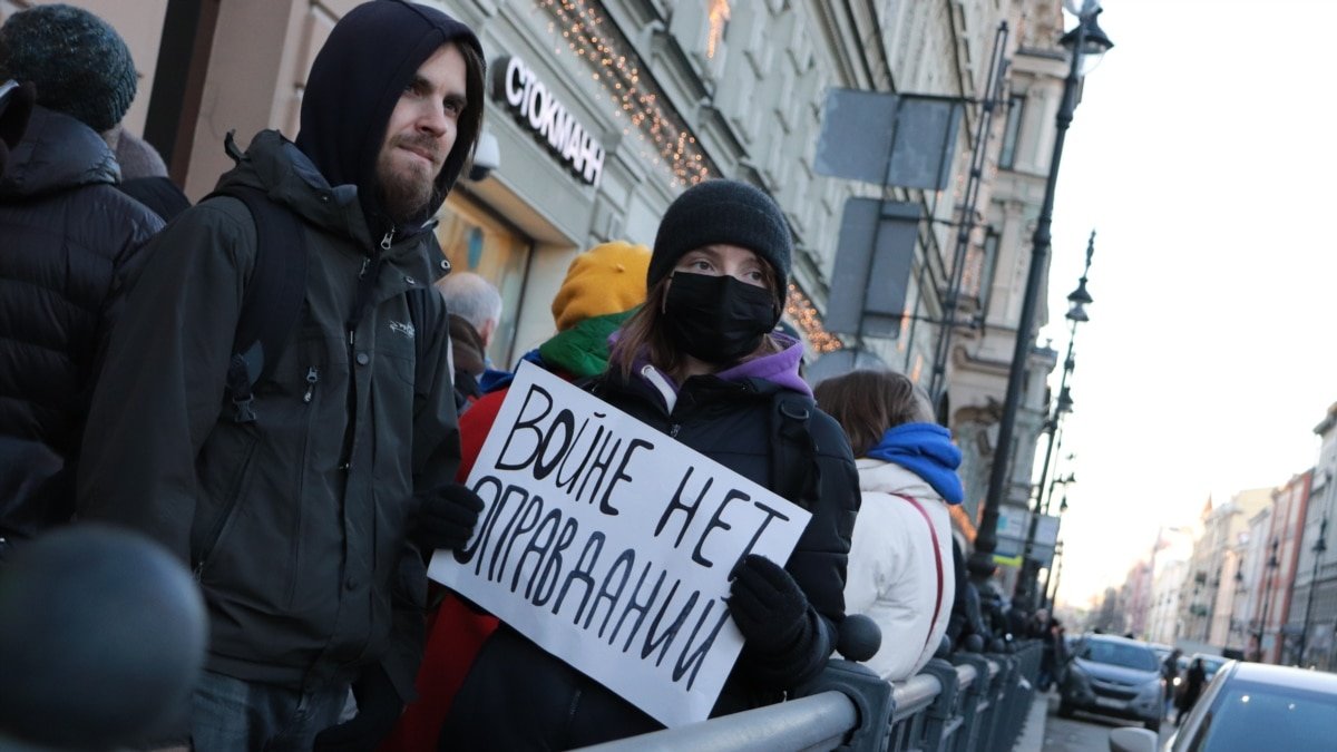 Фейковий антивоєнний мітинг у Бєлгороді та написи на купюрах: як протестують росіяни