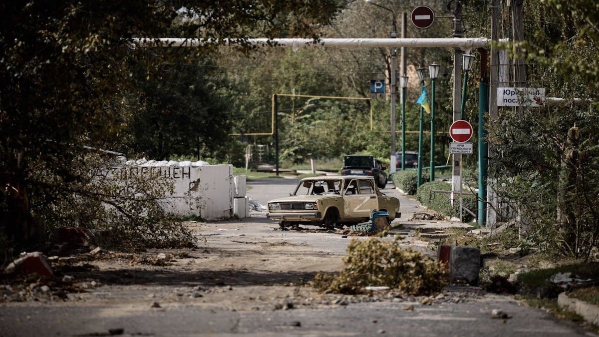 «Разруха, упадок, боль во всём»: Зеленский опубликовал фото из освобождённого Купянска