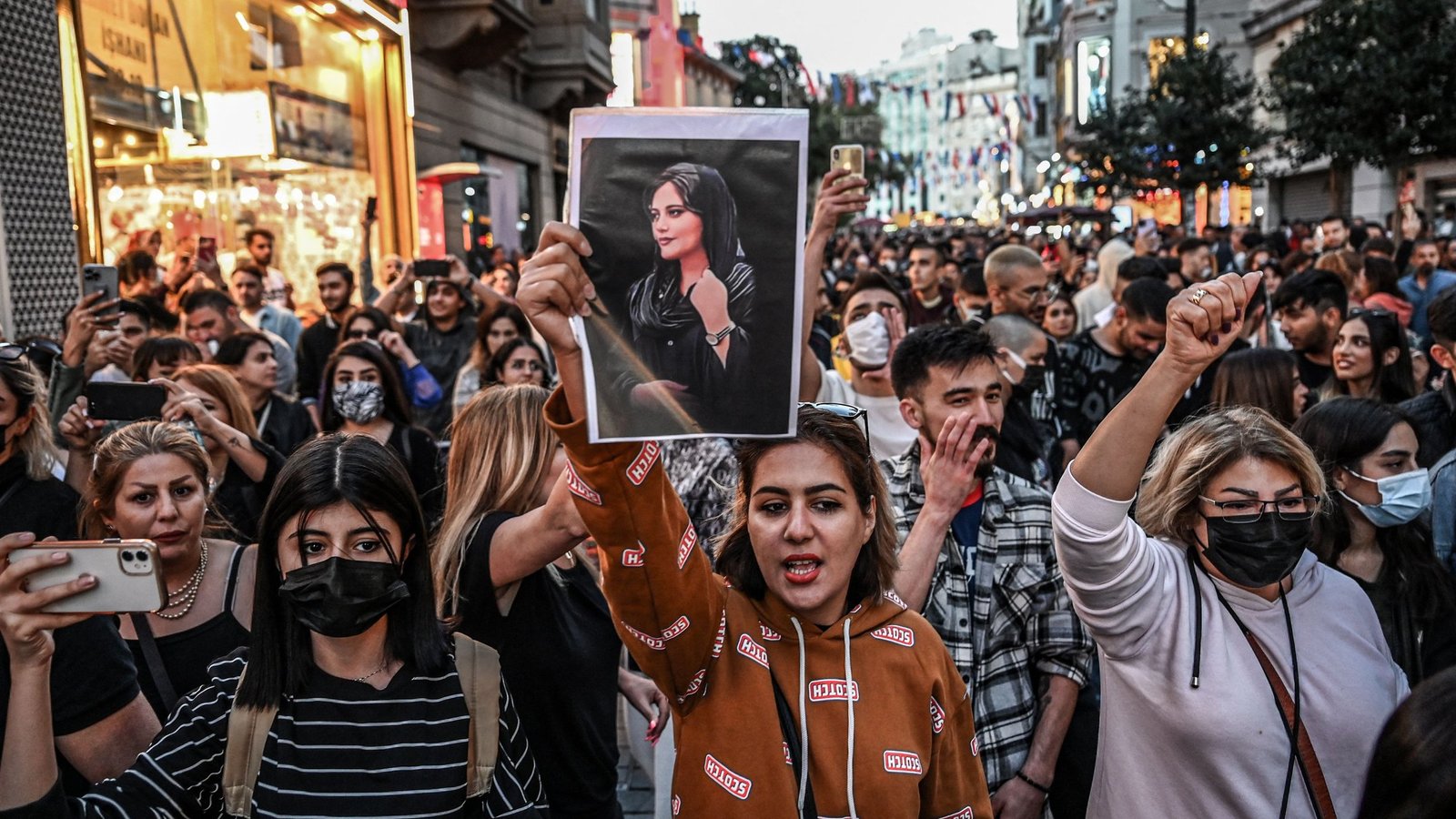 Замордували за хіджабу: Іран захлинається в протестах, є жертви