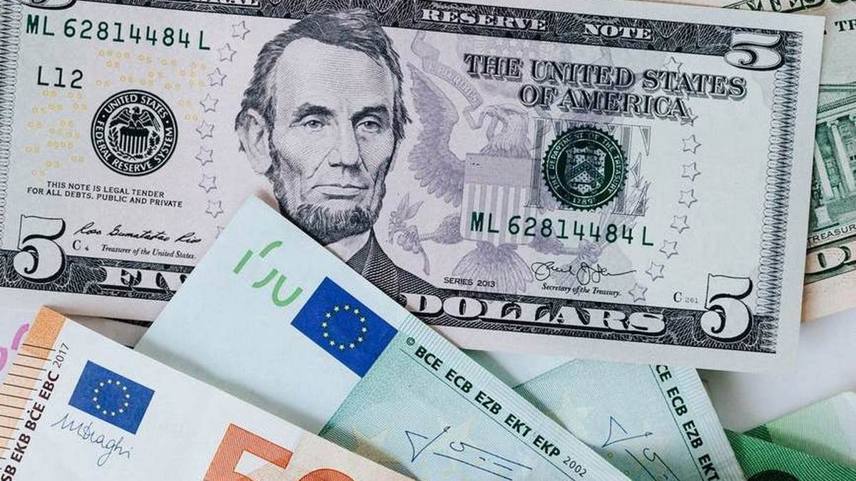 Євро падає, що з доларом: курс валют на 22 вересня