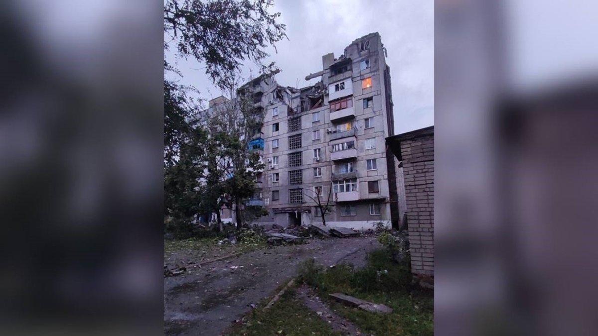 Россияне ударили ракетой по многоэтажке в Торецке: что известно