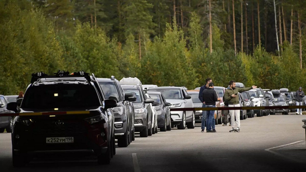 Куди росіяни тікають від мобілізації та чому путін не закриває кордони росії