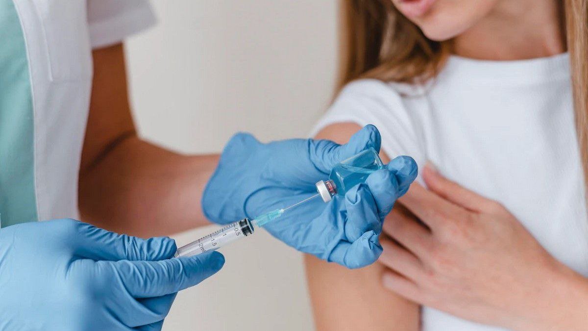 Українці можуть безкоштовно вакцинуватися у Польщі: що для цього потрібно