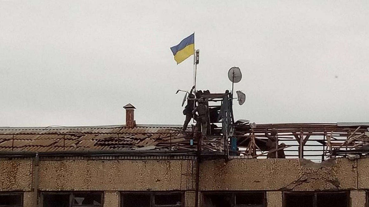 Над освобождённой Миролюбовкой подняли украинское знамя