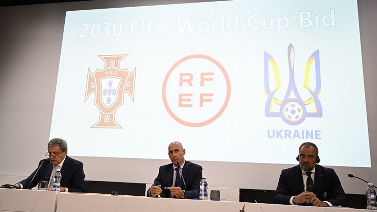 Украина вместе с Испанией и Португалией подала заявку на проведение чемпионата мира по футболу
