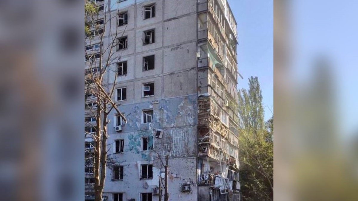 Российская ракета упала во двор многоэтажки в Запорожье