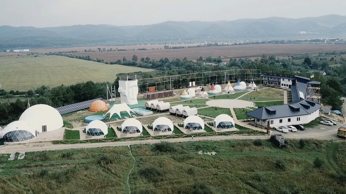 Нетипичный лагерь: в Карпатах открыли ранчо для детей и приняли там гостей из оккупации