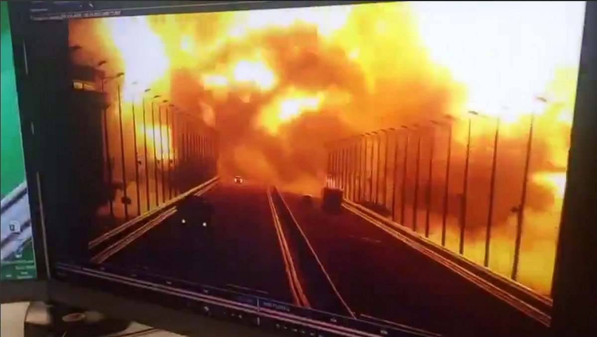 Момент вибуху на Кримському мосту потрапив на відео