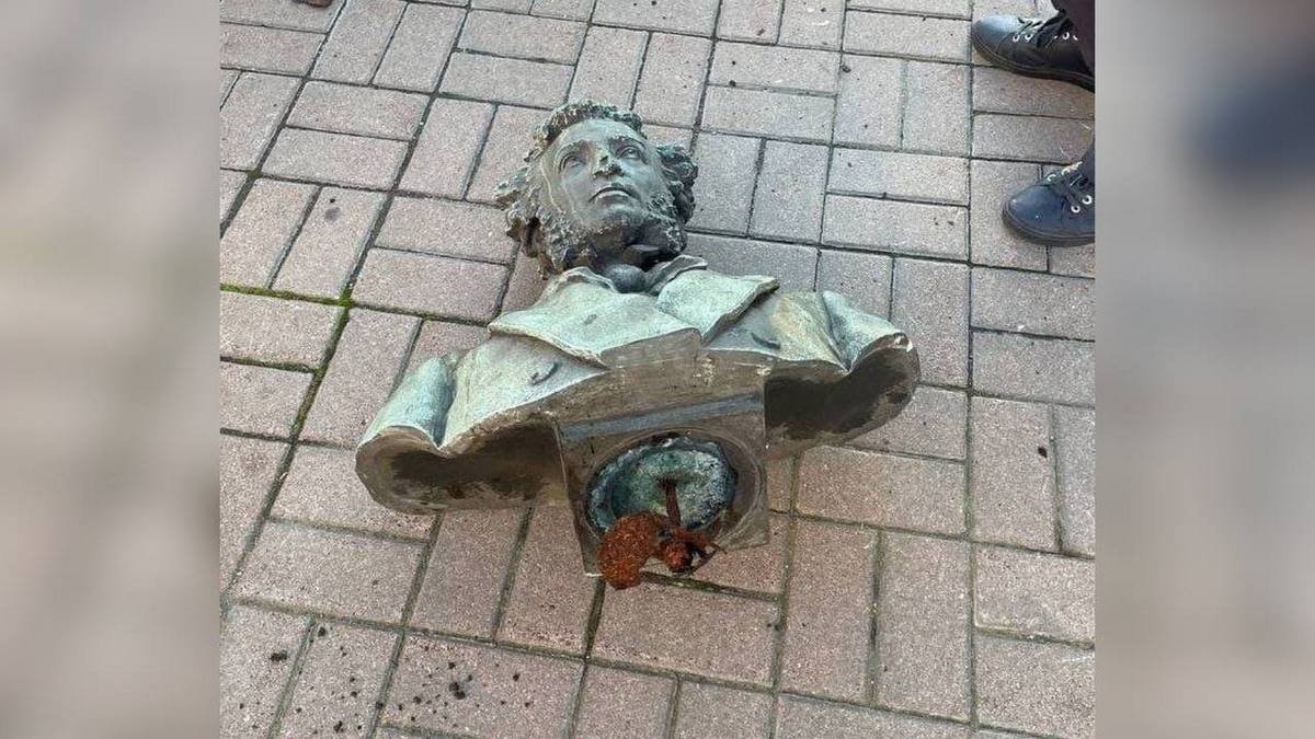 В Киеве снесли памятник русскому поэту Пушкину