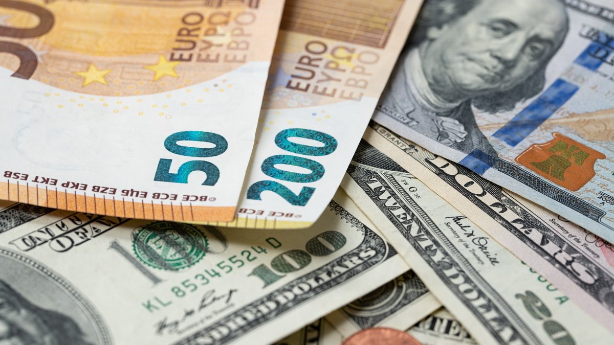 Євро подешевшав, скільки коштує долар? Курс валют в Україні на 13 жовтня
