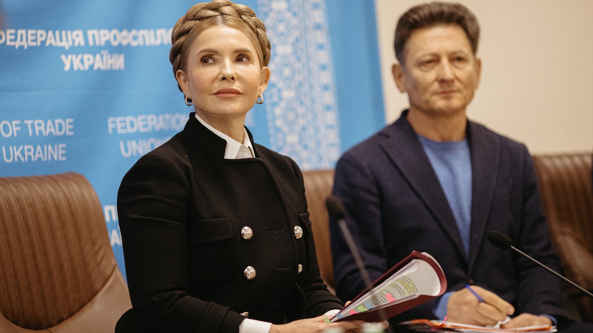 Легендарный костюм Юлии Тимошенко: от тарифной площади до пирожка с Macdonald's