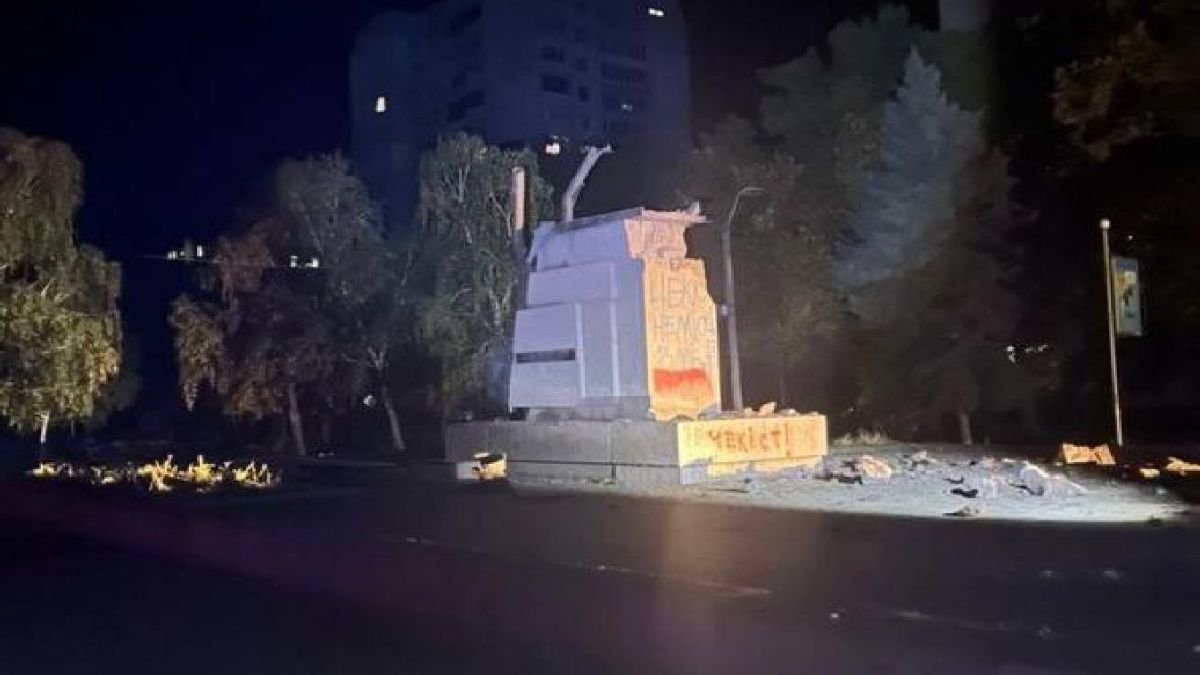 В Николаеве взорвали памятник советским чекистам