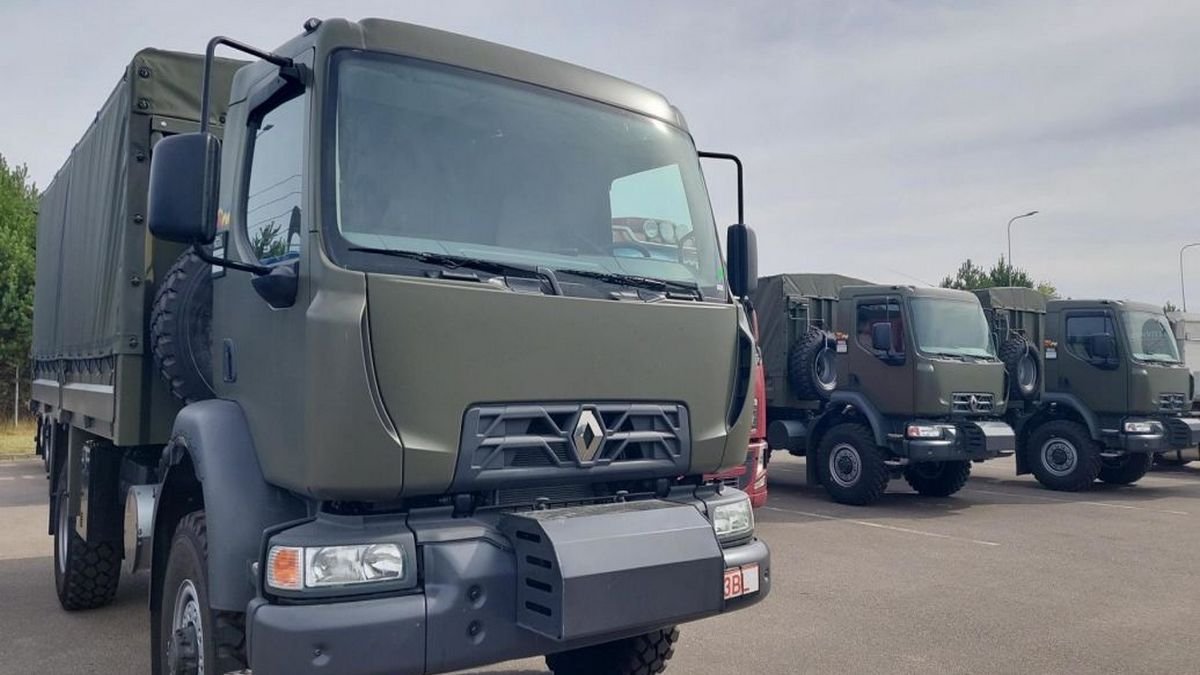 Євросоюз передав ЗСУ партію вантажних автомобілів