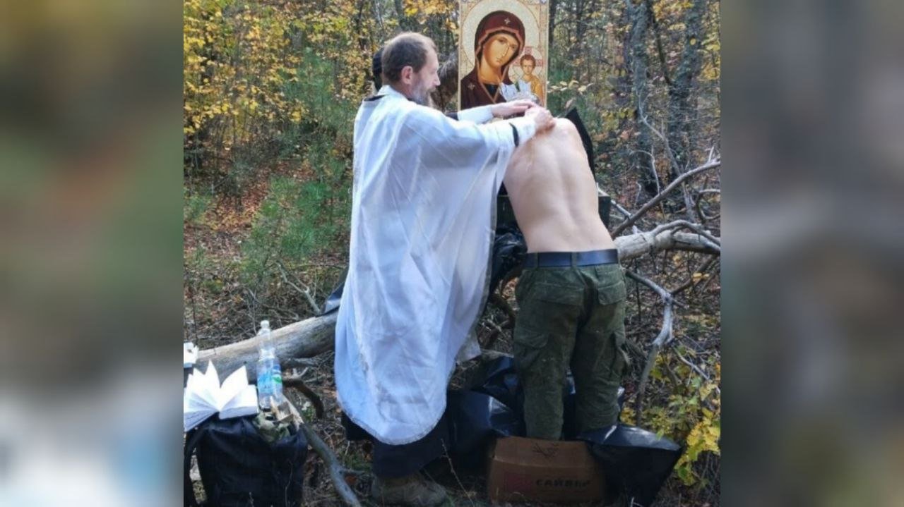 Символічно: російський священник похрестив окупантів у мішках для трупів