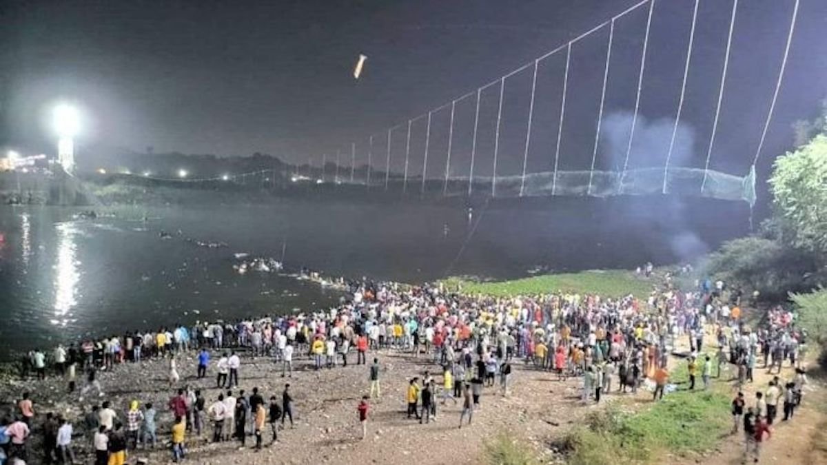 В Индии упал 230-метровый пешеходный мост, по меньшей мере 60 погибших и много раненых