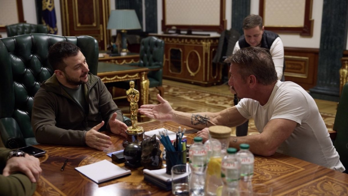 Шон Пенн вручил Зеленскому «Оскар». Что ещё делал актёр в Украине?