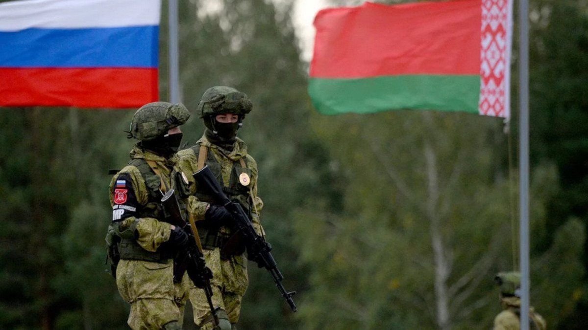Білорусь разом з росією формує угруповання військ: зведення Генштабу
