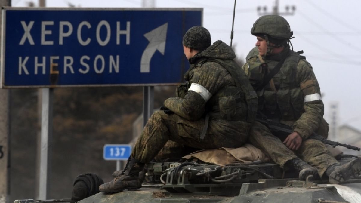 Окупанти виводять війська з Херсона на лівий берег Дніпра