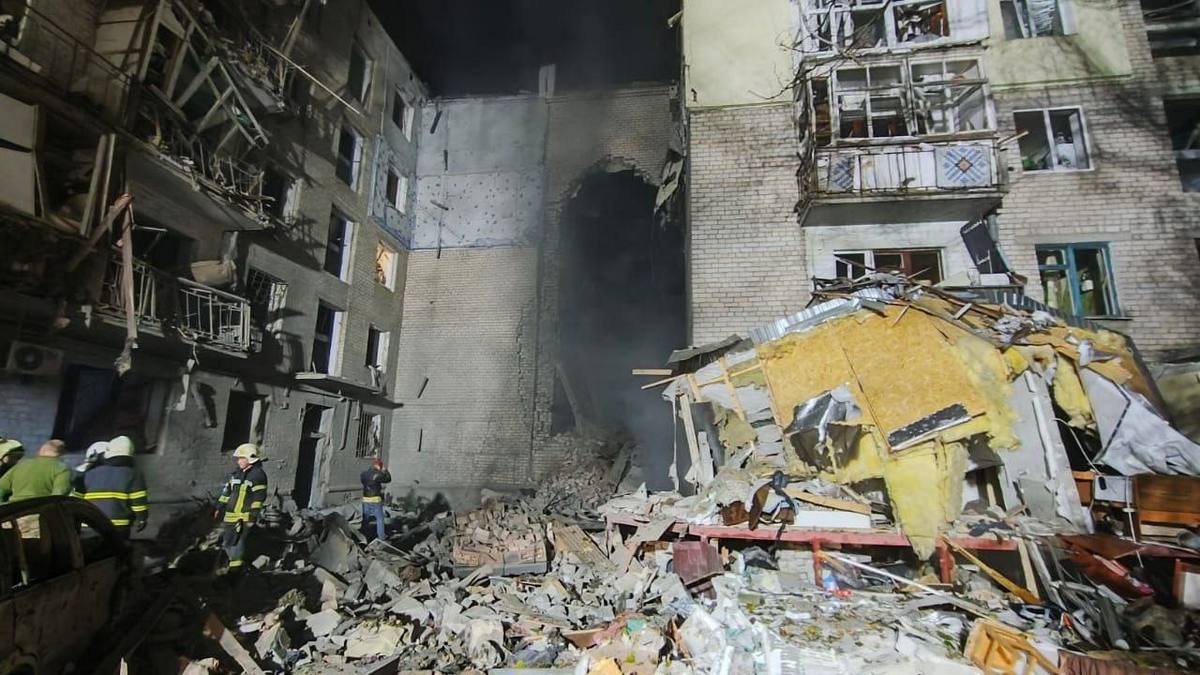 Оккупанты обстреляли жилой квартал Николаева — одна из ракет попала в пятиэтажку
