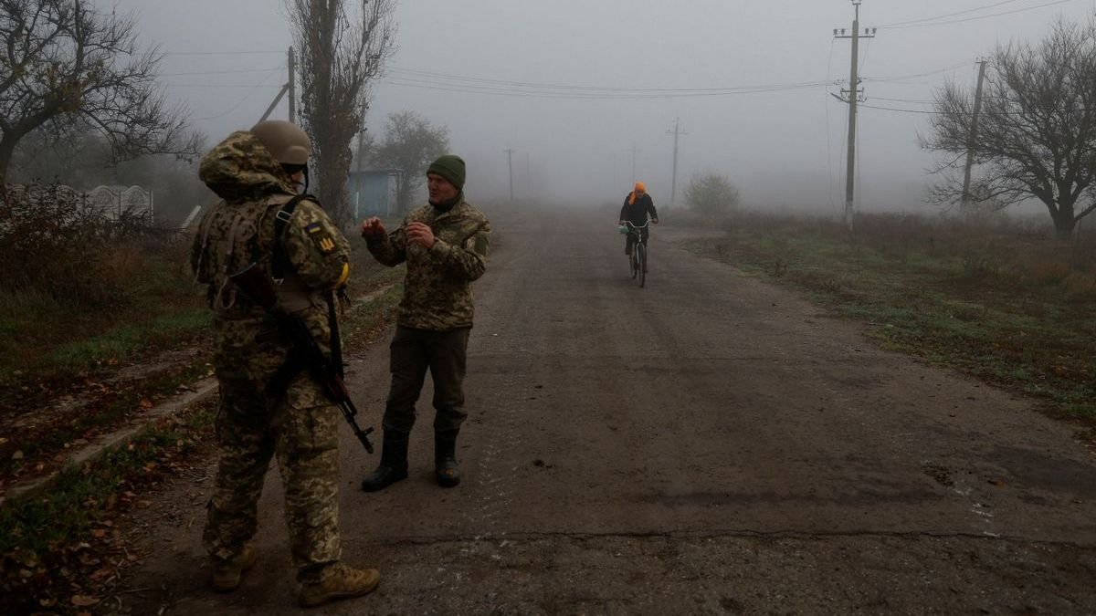 Херсон повертається під контроль України: окупантів, яких кинуло командування, закликають здатися